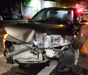 ¡FUERTE CHOQUE ENTRE AVEO Y CAMIONETA!