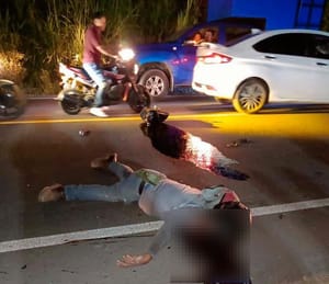 ¡MOTOCICLISTA SE VA AL CIELO POR ENCONTRONAZO CONTRA CAMIÓN DE PASAJE!