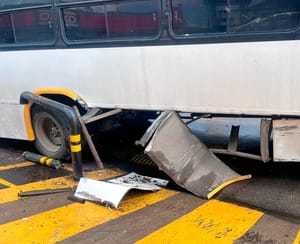 ¡AUTOBÚS DE PASAJE SE IMPACTA CONTRA PROTECCIÓN DE LA GASOLINERA!
