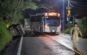 ¡AUTOBÚS LE DA UN “ARRIMÓN” Y CAMIONETA VOLCÓ EN LA CARRETERA!