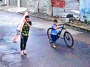 ¡JAULERO ENSEÑA A ROBAR A UN MENOR!