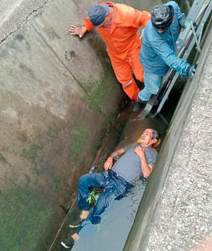 ¡RESCATAN AL ABUELITO QUE CAYÓ EN CANAL DE AGUAS NEGRAS!