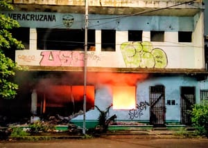 ¡INDIGENTES INCENDIAN CASA ABANDONADA!