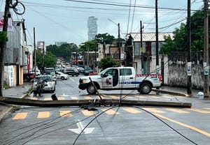 ¡“MONSTRUO” DERRIBA POSTE Y DEJA SIN LUZ A LA COLONIA!
