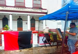 ¡SE ALARGA HUELGA DE MONTE DE PIEDAD!