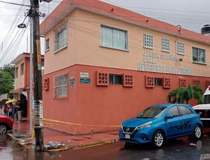¡Plantón en jardín de niños por poste de CFE a punto de caer!