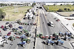 ¡AMAGAN AGRICULTORES CON TOMAR ADUANAS! - SE MANIFIESTAN EN 33 PUNTOS CARRETEROS