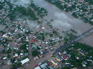 ¡8 MUERTOS POR INUNDACIONES! - CERCA DE UNA TIENDA LIVERPOOL SE ENCONTRARON 4 AHOGADOS, UNO DENTRO DE UN AUTO