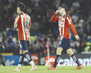 ¡CHIVAS VENCE A PUMAS, TOLUCA MANTIENE LA CIMA!
