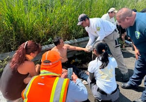 ¡TRES HERIDOS DEJA TRÁILER VOLCADO DE CHEDRAUI!