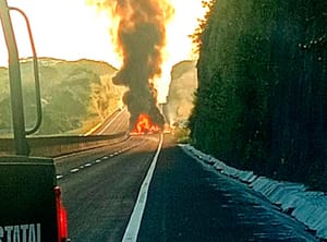 ¡ARDIÓ TRACTOCAMIÓN CON DIÉSEL!