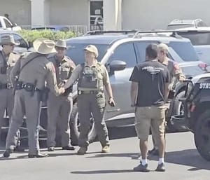 ¡CACERÍA MIGRATORIA EN BODEGA DE ROPA USADA EN TEXAS, HAY 40 DETENIDOS!