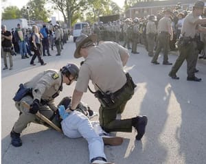 ¡GOBIERNO DE TRUMP PRESIONA POR EL DESPLIEGUE DE TROPAS EN LAS DEMÓCRATAS CHICAGO Y PORTLAND!