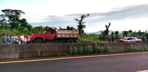¡MUERE TAXISTA EN CHOQUE CONTRA CAMIÓN DE VOLTEO!