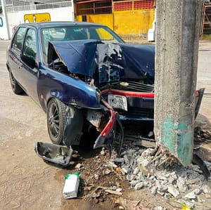 ¡BORRACHÍN SE PEGA TRANCAZO CONTRA POSTE DE CONCRETO!
