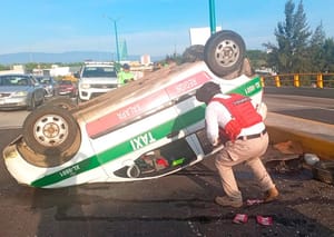 ¡TRES HERIDOS EN VOLCADURA DE TAXI!