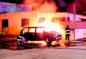 ¡SE CHAMUSCÓ CAMIONETA ABANDONADA POR SU DUEÑO!