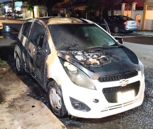 ¡VÁNDALOS INCENDIAN AUTOMÓVIL EN EL FRACCIONAMIENTO DEL NORTE!