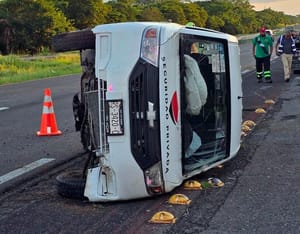¡SE REVIENTA LLANTA Y PROVOCA VOLCADURA DE CAMIONETA!