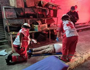 ¡CAFRE SE SUBE A LA BANQUETA Y ARROLLÓ A DON ARTEMIO!