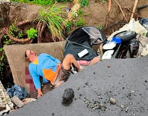¡SE LO LLEVABA EL AGUA! - *Fue auxiliado cerca de Diverplaza