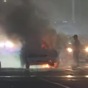¡ARDE AUTO JAPONÉS EN LA AVENIDA RAFAEL CUERVO!