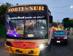 ¡CAMIÓN DE PASAJE “NORTE-SUR” CHOCÓ CONTRA AUTOMÓVIL ESTACIONADO!