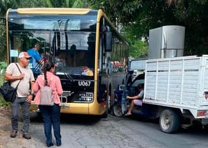 ¡CAMIONETA SE IMPACTÓ CONTRA CAMIÓN ‘ULÚA’ EN CURVA ESTRECHA!
