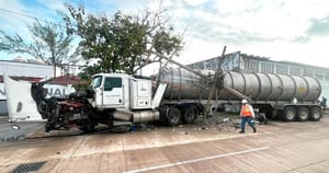 ¡TRAILERO SE QUEDA DORMIDO Y SE “LLEVÓ” DOS POSTES DE CFE!