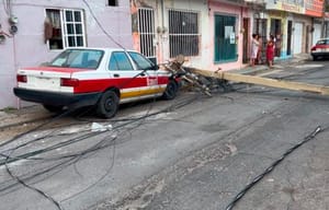 ¡TIRÓ HASTA POSTES DE LA CFE!