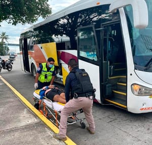 ¡MUCHACHA DE 19 AÑOS DA A LUZ EN AUTOBÚS AU!