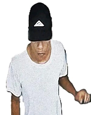 ¡POLICÍAS BUSCAN A UNA “RATOTA” CON GORRA Y ARMADO CON UN PISTOLÓN!