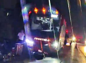 ¡PIERDE LA VIDA JOVEN MOTOCICLISTA BAJO LAS RUEDAS DE UN AUTOBÚS!