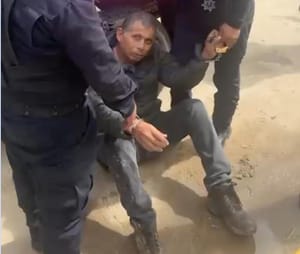 ¡POLICÍAS DE CHACALTIANGUIS GOLPEAN Y SOMETEN A CIUDADANO!