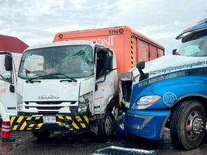 ¡TRÁILER IMPACTÓ A CAMIÓN DE BONAFONT!