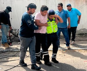 ¡SE QUIEBRA POSTE Y TRABAJADOR DE TOTAL PLAY SUFRE GRAVE CAÍDA!