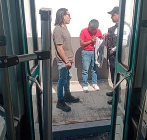 ¡DETIENEN A ACOSADOR DE MUJERES EN AUTOBÚS URBANO!