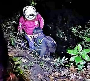 ¡CAYÓ AL FONDO DE BARRANCO CON TODO Y LA MOTOCICLETA!