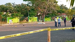 ¡MATAN A TRABAJADOR DE CFE! - PISTOLERO LE DISPARO A QUEMARROPA AFUERA DE UNA ESCUELA EN TUXPAN