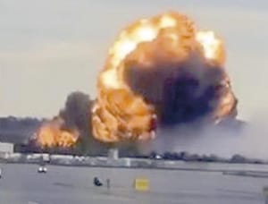 ¡SE ESTRELLA AVIÓN AL DESPEGAR EN AEROPUERTO DE KENTUCKY!