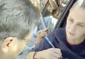 ¡CNTE INTERCEPTA EL CONVOY DE SHEINBAUM; LES FIRMA ACUERDO!