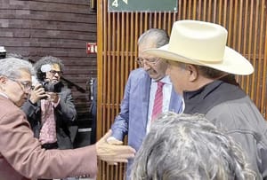 ¡ACUERDA MONREAL CON CAMPESINOS MESAS SOBRE LA LEY DE AGUAS!