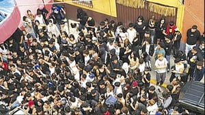 ¡AUTO EMBISTE A ESPECTADORES DE DESFILE DEL DÍA DE MUERTOS!