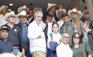 ¡PASAN CUATRO HORAS EN SEGOB CAMPESINOS Y TRANSPORTISTAS!