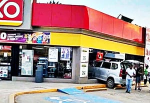 ¡ABUELITO ACELERÓ Y METIÓ LA CAMIONETA AL OXXO!