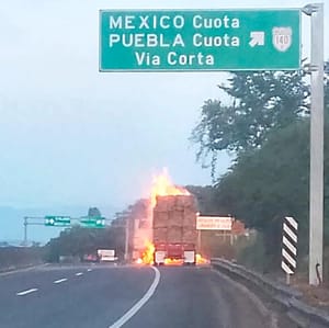 ¡SE QUEMO REMOLQUE CON PAPEL EN PACAS!