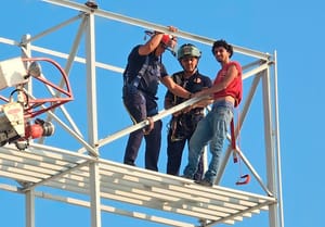 ¡VUELVEN A RESCATAR A DANIEL! - AHORA SE TREPÓ A UN ESPECTACULAR EN EL BULEVAR ÁVILA CAMACHO