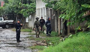 ¡ENCUENTRAN CUERPO DE UN HOMBRE ATORADO BAJO UN PUENTE PEATONAL!