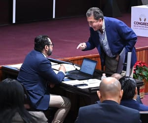 ¡HASTA SE CALIENTAN! - *El diputado Héctor Yunes le reclama al secretario de Finanzas