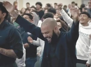 ¡PASA DANI ALVES DE AGRESOR SEXUAL A PREDICADOR EN IGLESIA!